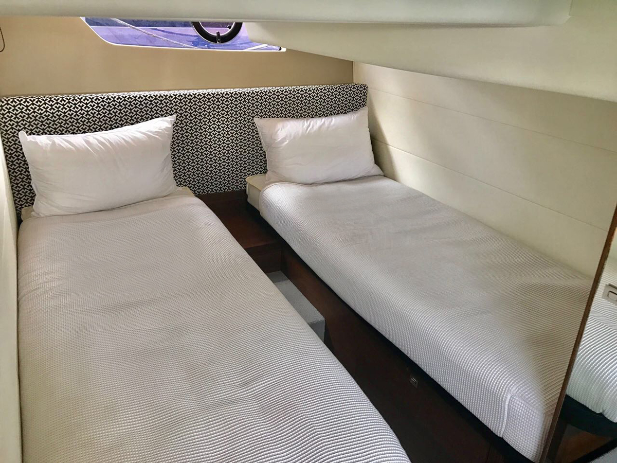 Princess V39 interior salon